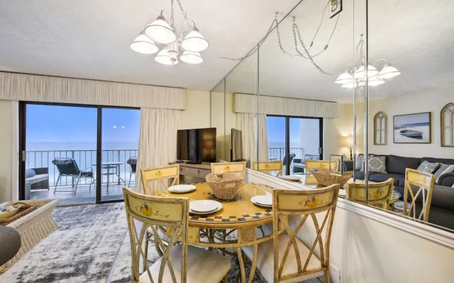 Summit by Book That Condo