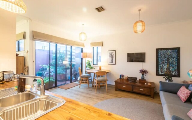 Spacious 2 Bedroom Apartment in Brunswick With Patio and Parking