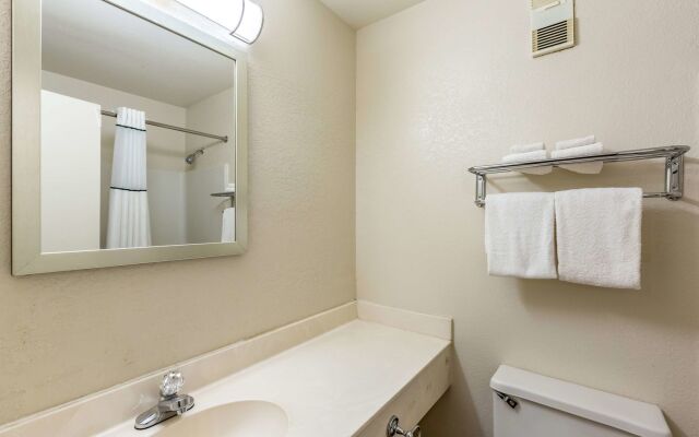 HomeTowne Studios by Red Roof Atlanta - Lawrenceville