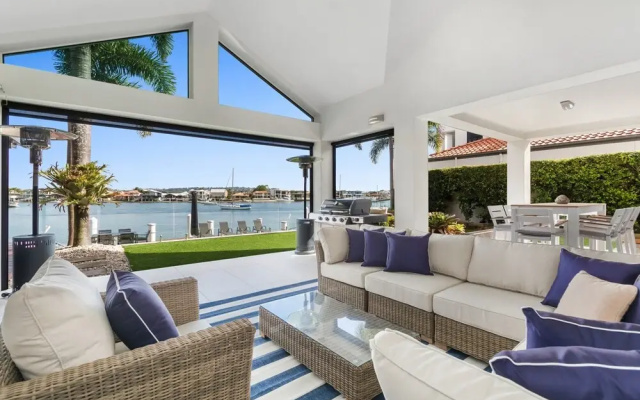 Amazing Canal House With Private Jetty, Gym & Pool