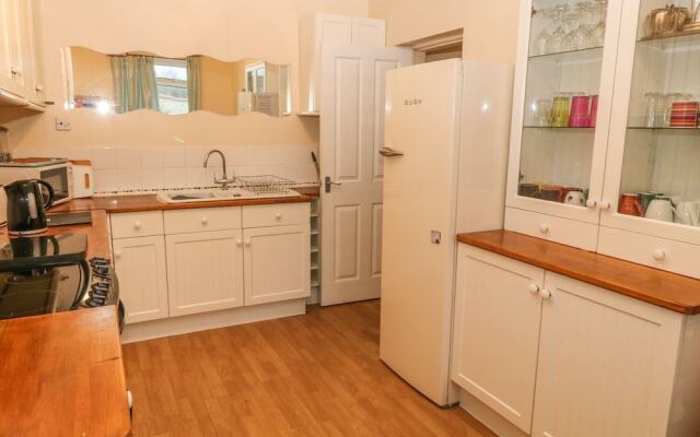 38 Plas Darien. Peredur Suite
