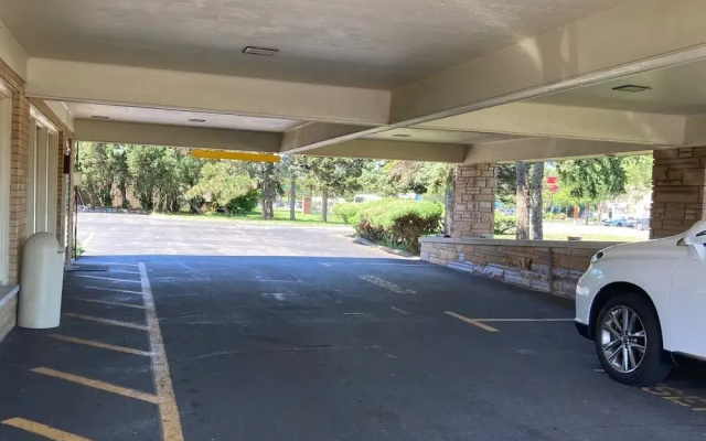 Highland Manor Motel