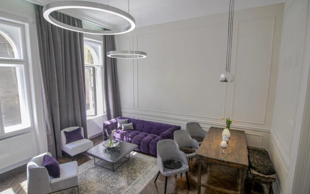 Opera Apartment with Garage, 2BR & 2BTH, AC