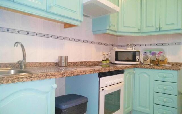 Bright spacious apartment, 2 min walk from beach