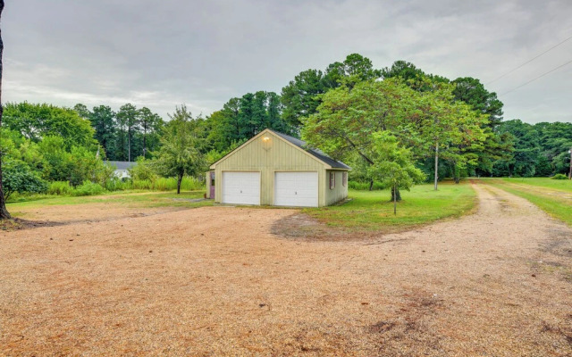 Riverfront Virginia Home - Dock, Fire Pit & Kayaks