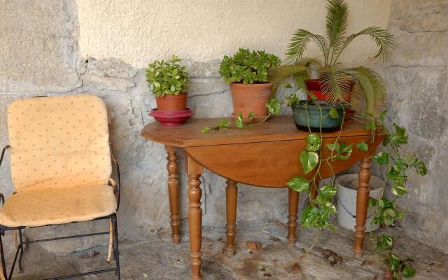 Amazing apartment in Lanas with large garden