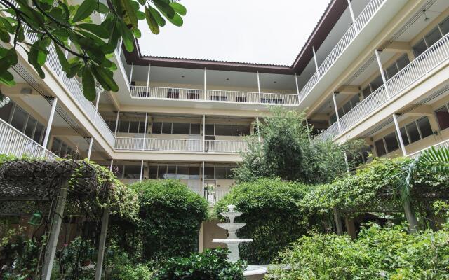 Feung Nakorn Balcony Rooms and Cafe