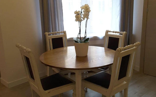 Blooms Inn & Apartments