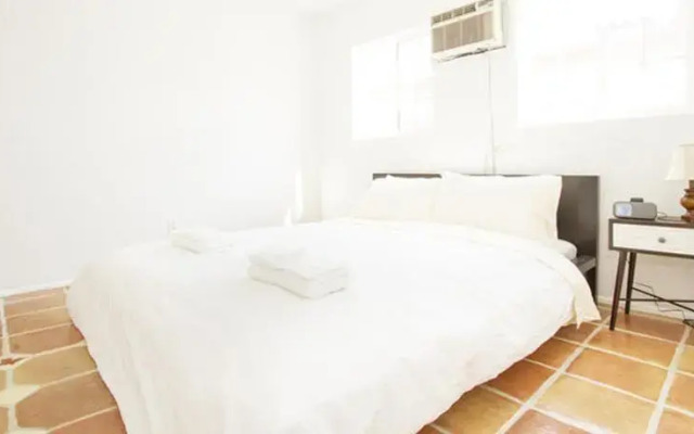 #6 Sunny Flat 3BR Melrose Ave