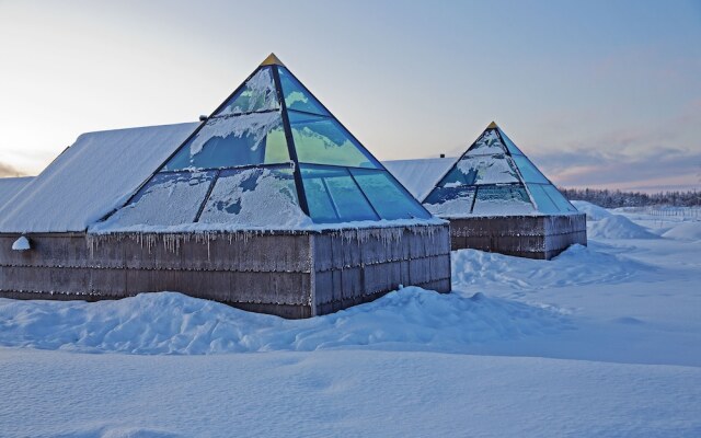 Aurora Pyramid Glass Igloos