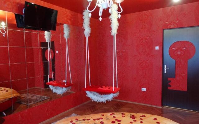 Amour Rouge Suite (Adults Only)