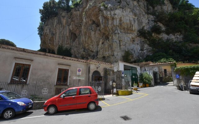 CARPEDIEM. Apartment with 59 steps-gradini. In the center of Amalfi at 650 mt from the sea with payment parking