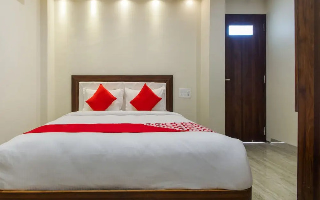 OYO 26124 Silver Palm