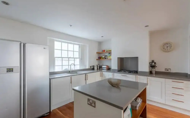 Stylish 2 Bedroom Home in Islington With Garden