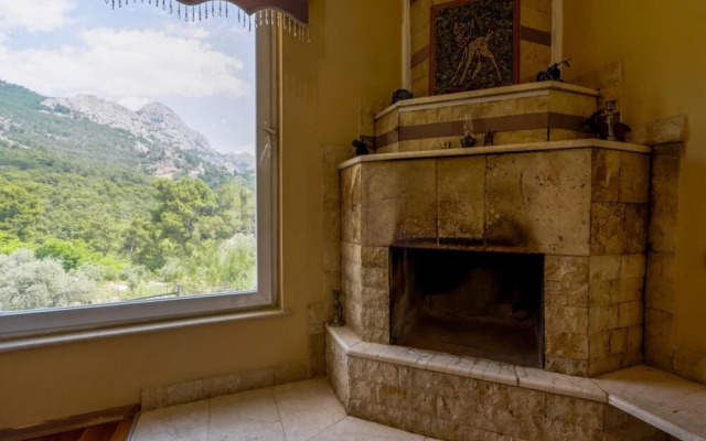 Secluded Villa With on Mountainside in Antalya