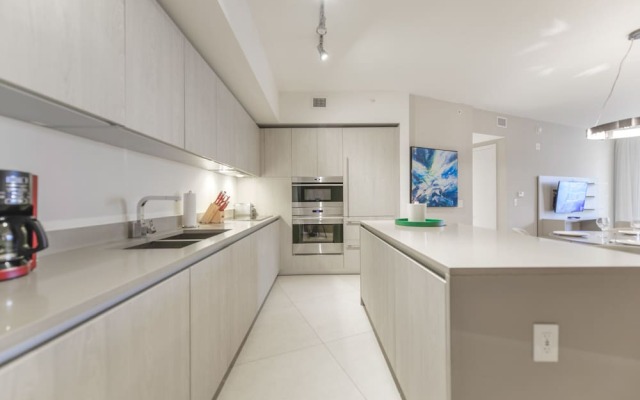 Luxury Condo Wocean Views Close To Beach