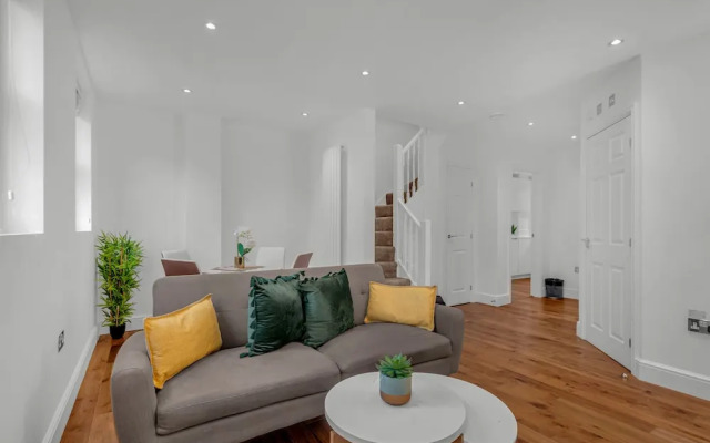 2 Bedroom Service Apt in Artillery Lane