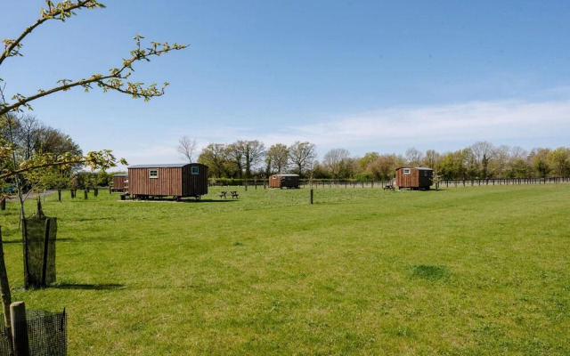 Honeysuckle Farm Hut 5 - Suffolk Farm Holidays