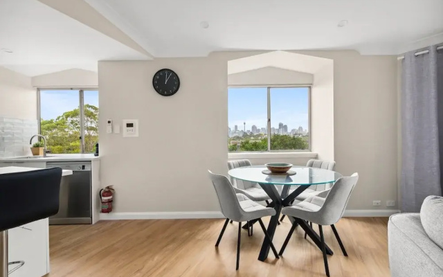 Stylish 2-bed Camperdown Apartment With Balcony