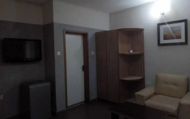 Vicmike Villa Hotel & Suites