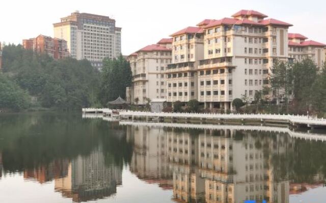 Yiqing Holiday Hotel