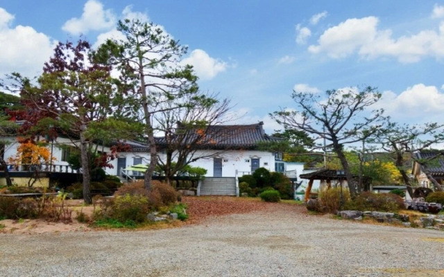 Gyeongju Songlim Byeoljang Pension