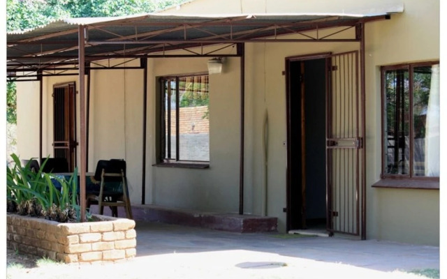 Room in Guest Room - 3 Single Bedroom in Farmhouse in Limpopo Province