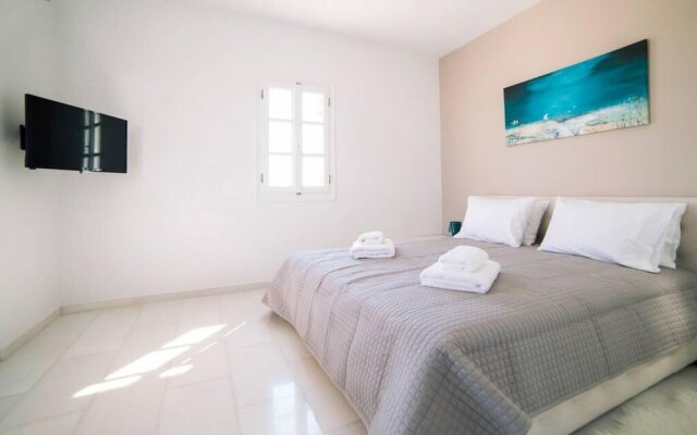 Coral Villa With 4 Bedrooms in Paros