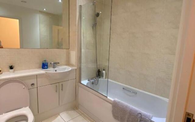 Woking Stylish and Modern 2 bedroom Apartment