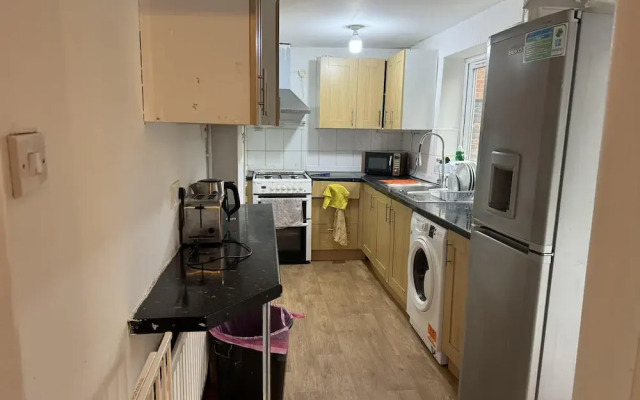 Charming Stoke House With 2 Nice Bedrooms