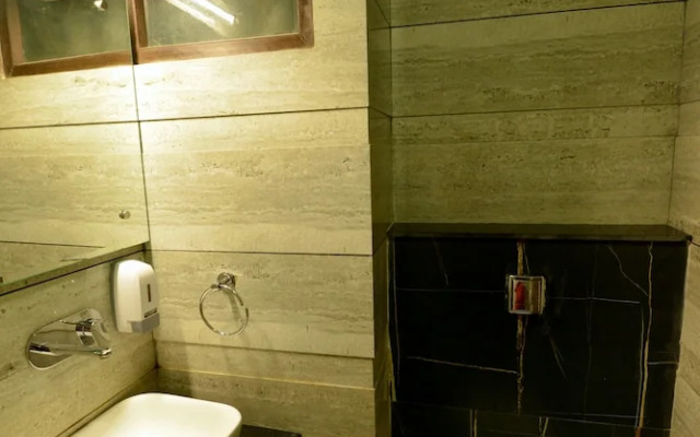 Oyo 11367 Hotel Yellow