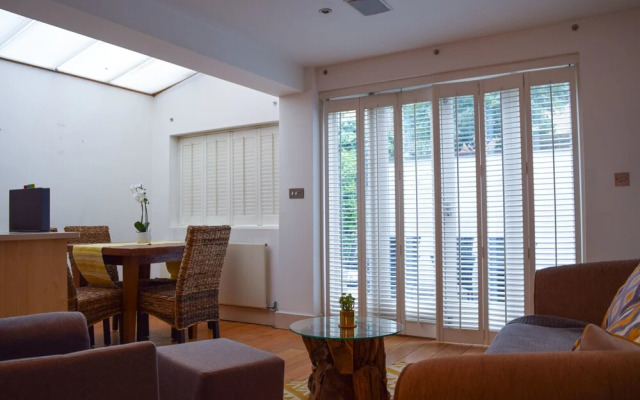 Charming 2 Bedroom Flat with Backyard in Battersea