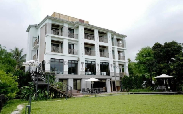 Galiano Plaza