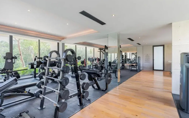 Luxurious Studio Best Ameneties GYM Stunning Pools Shuttle Service Wifi