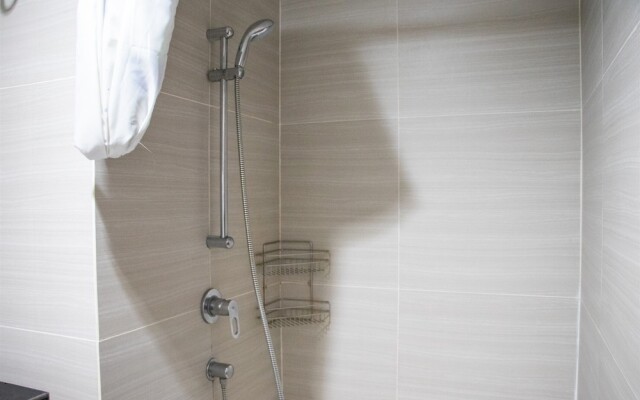 Scenic And Comfortable Studio At West Vista Apartment