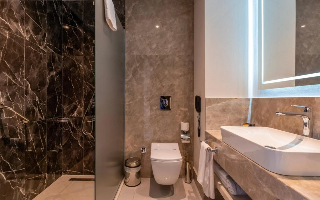 Serenity Queen Hotel