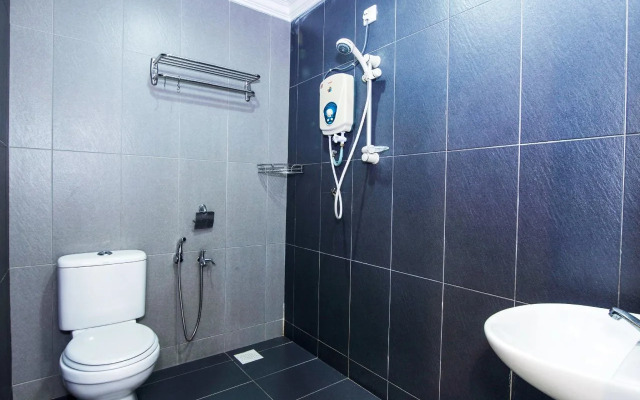 OYO 443 Crystal City Hotel