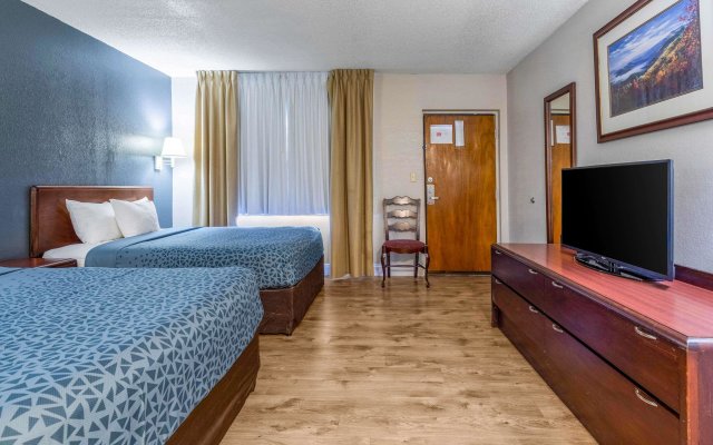 Econo Lodge Inn & Suites On The River