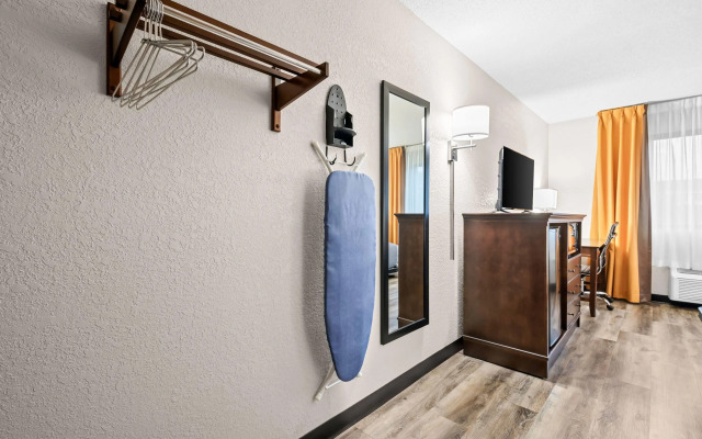 Super 8 by Wyndham Alexandria MN