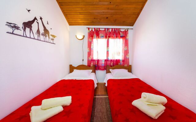 Apartment Matkos - with garden and terrace A1 Nin, Zadar riviera