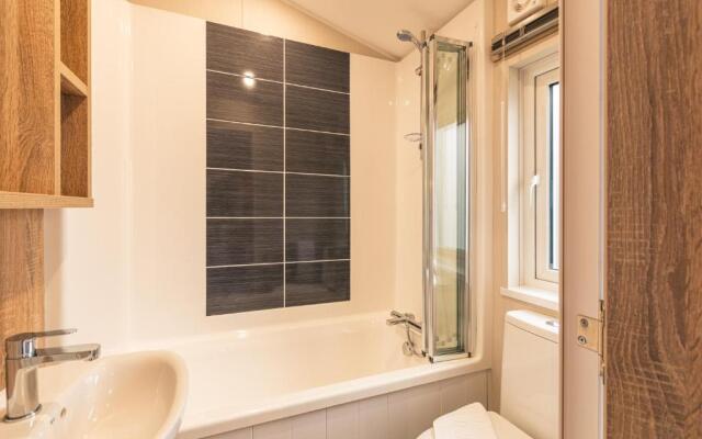 Lakeside Retreat Lodge With Hot Tub