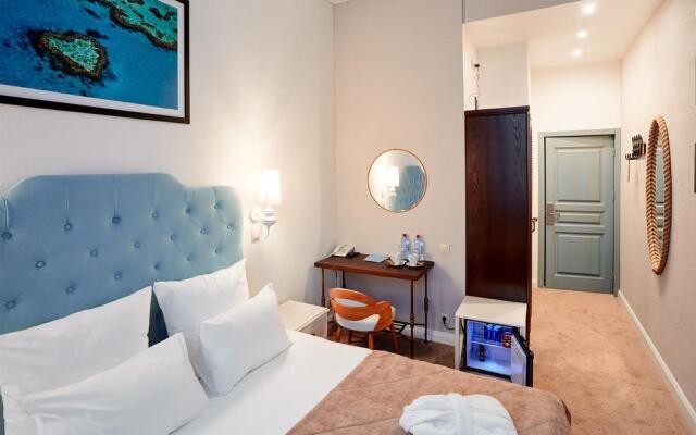 Mama Leone Hotel