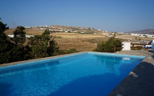 2-bedroom stone house, pool, 10min walk to beach