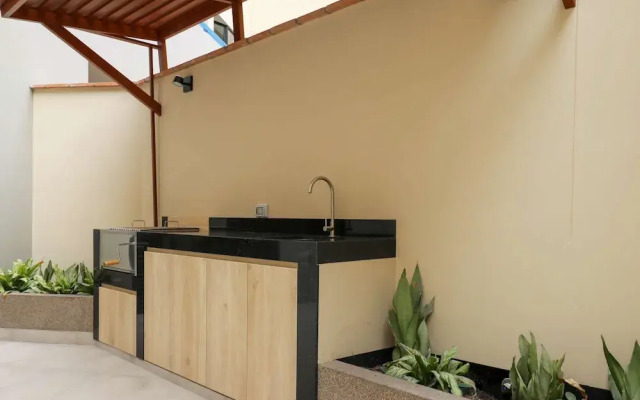 w Beautiful 2BR w Terrace Near Kennedy Park