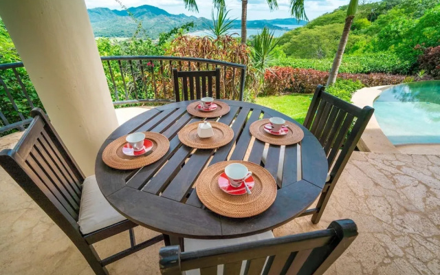 Luxurios Beachfront Villa on Flamingo Beach with Daily Maid and Security