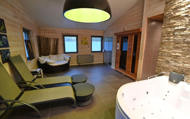 Lovely Holiday Home in Marche-en-Famenne with Hot Tub