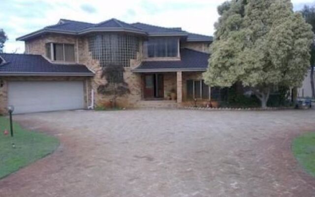 The Vines Avenue Guesthouse