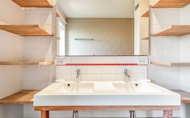 Serene Holiday Home in Gijverinkhove With Terrace, Garden