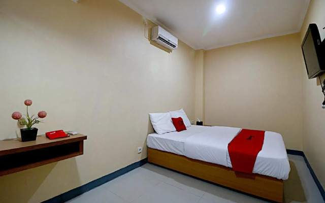 RedDoorz near ITC Cempaka Mas