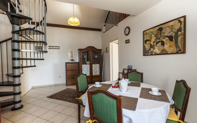 Charming Historic 2nd Floor Sea View Apartment